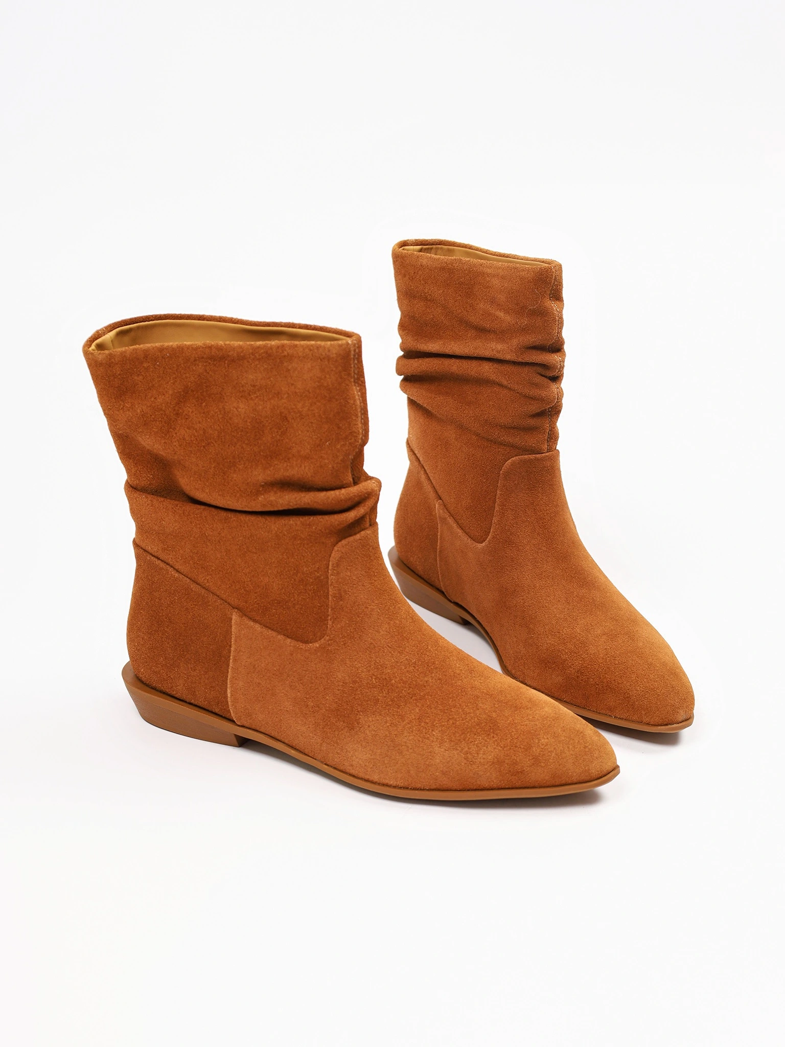 Ботинки рыжего цвета на низком каблуке